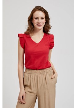 Bluzka z dekoltem w serek i falbaną na ramionach czerwona ze sklepu Moodo.pl w kategorii Bluzki damskie - zdjęcie 173385987