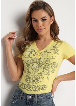 Żółty T-shirt Tattle ze sklepu Born2be Odzież w kategorii Bluzki damskie - zdjęcie 173391175