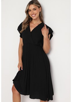 Czarna Plisowana Sukienka z Kopertowym Dekoltem i Gumką w Talii Waretta ze sklepu Born2be Odzież w kategorii Sukienki - zdjęcie 173391497