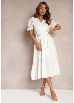 Biała Sukienka o Rozkloszowanym Kroju z Dodatkiem Bawełny Wiązana Paskiem w Talii Cassavia ze sklepu Renee odzież w kategorii Sukienki - zdjęcie 173393798