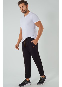 Dresowe spodnie męskie czarne Lider, Kolor czarny, Rozmiar M, Italian Fashion - id: 186418 - marki Italian Fashion - 173398155 Dresowe spodnie męskie czarne Lider, Kolor czarny, Rozmiar M, Italian Fashion ze sklepu Intymna w kategorii Spodnie męskie - zdjęcie 173398155