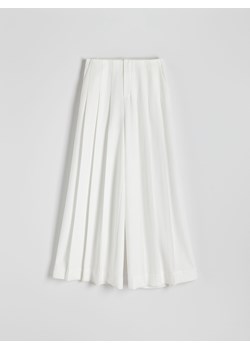 Reserved - Szerokie spodnie z plisami - biały ze sklepu Reserved w kategorii Spodnie damskie - zdjęcie 173401246