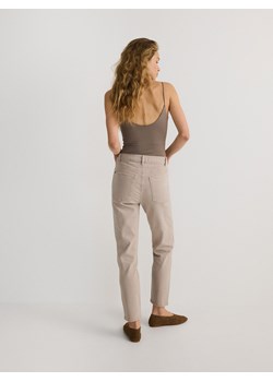 Reserved - Jeansy mom fit slim - beżowy ze sklepu Reserved w kategorii Jeansy damskie - zdjęcie 173401429