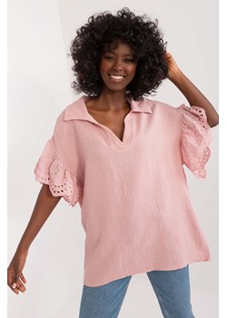 Muślinowa bluzka damska z haftowanym rękawem - różowa ze sklepu 5.10.15 w kategorii Bluzki damskie - zdjęcie 173404467