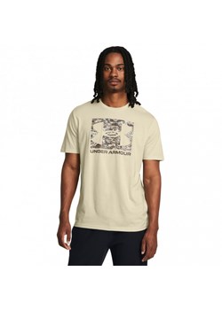 Męski t-shirt z nadrukiem Under Armour UA ABC Camo Boxed Logo SS - beżowy ze sklepu Sportstylestory.com w kategorii T-shirty męskie - zdjęcie 173407555