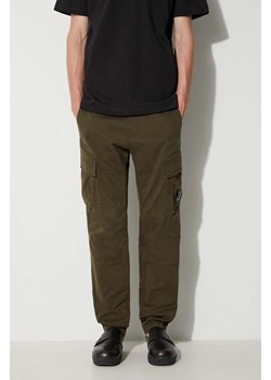 C.P. Company spodnie STRETCH SATEEN CARGO PANTS męskie kolor zielony w fasonie cargo 15CMPA186A005529G ze sklepu PRM w kategorii Spodnie męskie - zdjęcie 173408348