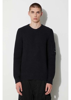 C.P. Company sweter FULL RIB CREW NECK JUMPER męski kolor czarny ciepły 15CMKN077A006608A ze sklepu PRM w kategorii Swetry męskie - zdjęcie 173408368