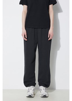 New Balance spodnie dresowe Sport Essentials kolor czarny gładkie WP41500BK ze sklepu PRM w kategorii Spodnie damskie - zdjęcie 173409155