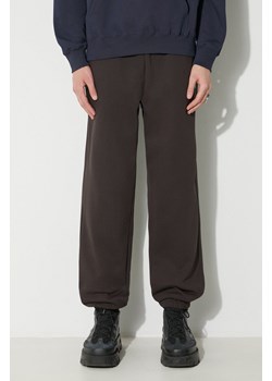 Wood Wood spodnie dresowe bawełniane Cal Joggers kolor brązowy gładkie 10275000.2424 ze sklepu PRM w kategorii Spodnie męskie - zdjęcie 173409165