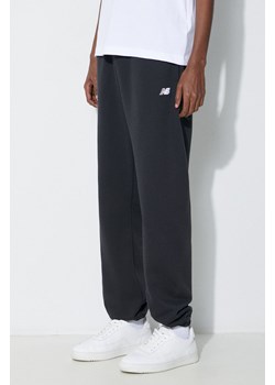 New Balance spodnie dresowe Essentials French Terry Jogger kolor czarny gładkie MP41519BK ze sklepu PRM w kategorii Spodnie męskie - zdjęcie 173409187