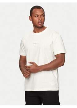 Calvin Klein Jeans T-Shirt Monologo J30J325649 Écru Regular Fit ze sklepu MODIVO w kategorii T-shirty męskie - zdjęcie 173410428