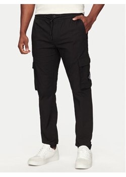 Calvin Klein Jeans Joggery J30J325900 Czarny Skinny Fit ze sklepu MODIVO w kategorii Spodnie męskie - zdjęcie 173410448