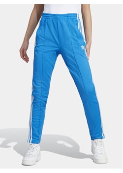 adidas Spodnie dresowe adicolor SST IL8817 Niebieski Slim Fit ze sklepu MODIVO w kategorii Spodnie damskie - zdjęcie 173410499