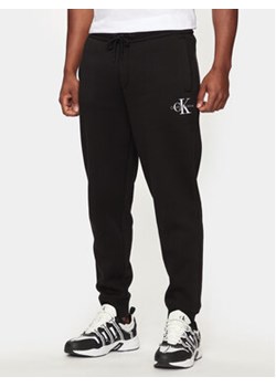 Calvin Klein Jeans Spodnie dresowe Monologo J30J325658 Czarny Regular Fit ze sklepu MODIVO w kategorii Spodnie męskie - zdjęcie 173410515