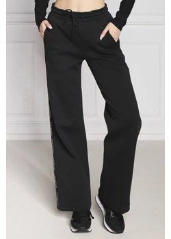 CALVIN KLEIN JEANS Spodnie dresowe LOGO PIPING | flare fit ze sklepu Gomez Fashion Store w kategorii Spodnie damskie - zdjęcie 173421256