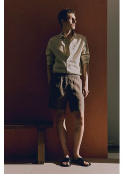 H & M - Lniane szorty Regular Fit - Beżowy ze sklepu H&M w kategorii Spodenki męskie - zdjęcie 173421339