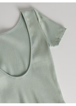 Reserved - Prążkowany t-shirt z wycięciem na plecach - jasnozielony ze sklepu Reserved w kategorii Bluzki damskie - zdjęcie 173422126
