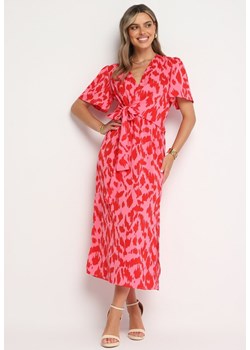 Czerwono-Różowa Kopertowa Sukienka z Gumką w Pasie i Materiałowym Paskiem z Ozdobnymi Wycięciami Agea ze sklepu Born2be Odzież w kategorii Sukienki - zdjęcie 173423775