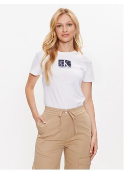Calvin Klein Jeans T-Shirt J20J221631 Biały Regular Fit ze sklepu MODIVO w kategorii Bluzki damskie - zdjęcie 173426488