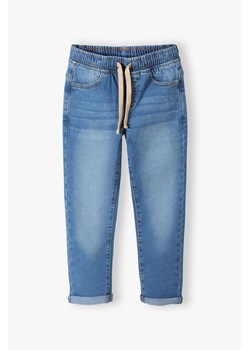 Jasnoniebieskie spodnie jeansowe chłopięce regular ze sklepu 5.10.15 w kategorii Spodnie chłopięce - zdjęcie 173435589