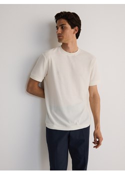 Reserved - Strukturalny t-shirt regular fit - złamana biel ze sklepu Reserved w kategorii T-shirty męskie - zdjęcie 173439059
