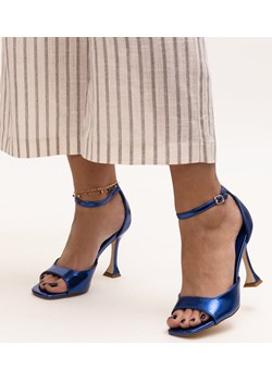 Błyszczące sandały na szpilce z paskiem Delinda ze sklepu gemre w kategorii Sandały damskie - zdjęcie 173447887