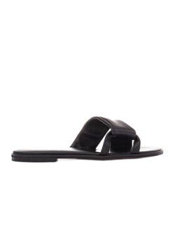 Marco Shoes Skórzane klapki na płaskim spodzie czarne ze sklepu ButyModne.pl w kategorii Klapki damskie - zdjęcie 173453066