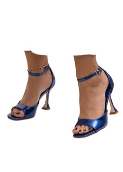 Błyszczące sandały na szpilce z paskiem Delinda niebieskie ze sklepu ButyModne.pl w kategorii Sandały damskie - zdjęcie 173455129