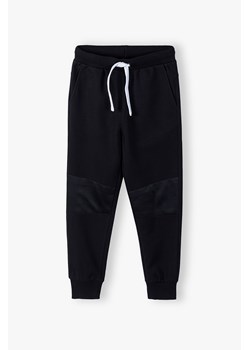 Bawełniane spodnie dresowe z siateczką na kolanach - czarne ze sklepu 5.10.15 w kategorii Spodnie chłopięce - zdjęcie 173463507
