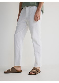 Reserved - Spodnie chino regular z lnem - biały ze sklepu Reserved w kategorii Spodnie męskie - zdjęcie 173470709