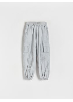 Reserved - Ortalionowe spodnie cargo - jasnoszary ze sklepu Reserved w kategorii Spodnie dziewczęce - zdjęcie 173470798