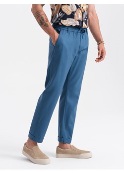 Męskie spodnie podwijane chino z dodatkiem lnu – niebieski denim V5 OM-PACP-0198 ze sklepu ombre w kategorii Spodnie męskie - zdjęcie 173474618