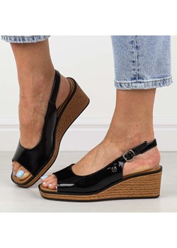 Czarne lakierowane sandały damskie na koturnie Sergio Leone sk301 ze sklepu suzana.pl w kategorii Sandały damskie - zdjęcie 173484929