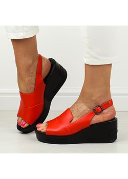 Czerwone sandały damskie na koturnie Vinceza 58296 ze sklepu suzana.pl w kategorii Sandały damskie - zdjęcie 173493505