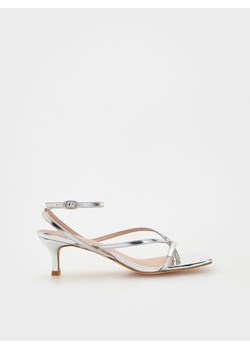 Reserved - Skórzane sandały z metalicznym efektem - srebrny ze sklepu Reserved w kategorii Sandały damskie - zdjęcie 173505525