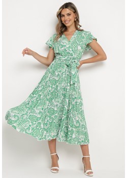Zielona Sukienka z Kopertowym Dekoltem z Gumką w Talii i Materiałowym Paskiem Xelovia ze sklepu Born2be Odzież w kategorii Sukienki - zdjęcie 173507137