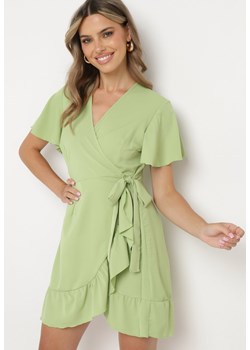 Zielona Sukienka o Kopertowym Kroju z Krótkim Rękawem i Falbanką Tinasshia ze sklepu Born2be Odzież w kategorii Sukienki - zdjęcie 173508447