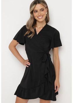 Czarna Sukienka o Kopertowym Kroju z Krótkim Rękawem i Falbanką Tinasshia ze sklepu Born2be Odzież w kategorii Sukienki - zdjęcie 173508468