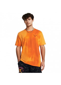 Męski t-shirt z nadrukiem Under Armour Project Rock Raise Hell Cap Sleeve - pomarańczowy ze sklepu Sportstylestory.com w kategorii T-shirty męskie - zdjęcie 173509488
