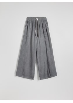 Reserved - Spodnie ze strukturalnej tkaniny - jasnoszary ze sklepu Reserved w kategorii Spodnie damskie - zdjęcie 173510529