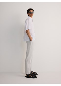 Reserved - Spodnie chino regular z dodatkiem lnu - jasnoszary ze sklepu Reserved w kategorii Spodnie męskie - zdjęcie 173526576