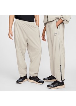 Męskie spodnie dresowe Nike x Patta Running Team - Brązowy ze sklepu Nike poland w kategorii Spodnie męskie - zdjęcie 173532628