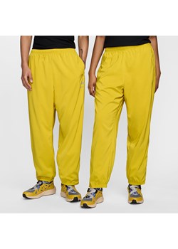 Męskie spodnie dresowe Nike x Patta Running Team - Żółty ze sklepu Nike poland w kategorii Spodnie męskie - zdjęcie 173532638
