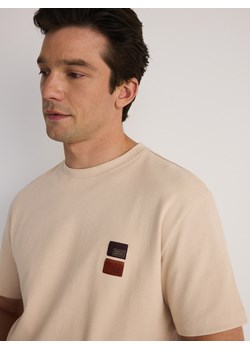 Reserved - T-shirt regular z aplikacją - beżowy ze sklepu Reserved w kategorii T-shirty męskie - zdjęcie 173536275