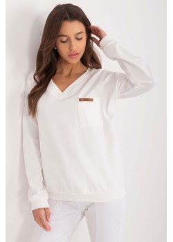 Damska bluzka ecru z dekoltem w serek i kieszonką ze sklepu 5.10.15 w kategorii Bluzki damskie - zdjęcie 173537008