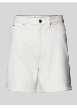 Szorty jeansowe z prostą nogawką i wyhaftowanym logo ze sklepu Peek&Cloppenburg  w kategorii Szorty - zdjęcie 173539646