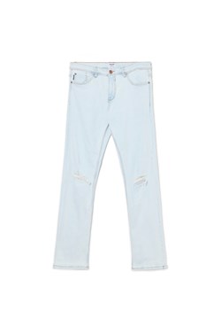 Cropp - Jasne jeansy z przetarciami na kolanach - niebieski ze sklepu Cropp w kategorii Jeansy męskie - zdjęcie 173541878