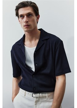 H & M - Kreszowana koszula z otwartymi klapami Regular Fit - Niebieski ze sklepu H&M w kategorii Koszule męskie - zdjęcie 173550468