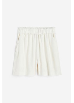 H & M - Jedwabne szorty z falbanką - Biały ze sklepu H&M w kategorii Szorty - zdjęcie 173550489