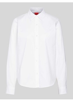 Bluzka koszulowa z wyhaftowanym logo model ‘THE ESSENTIAL’ ze sklepu Peek&Cloppenburg  w kategorii Koszule damskie - zdjęcie 173555038